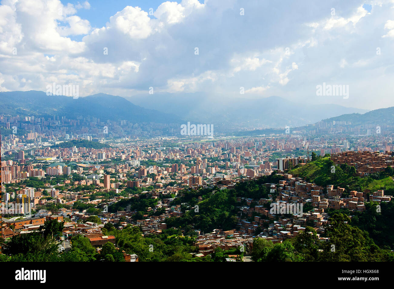 Soleil au-dessus de la ville de Medellin en Colombie Banque D'Images