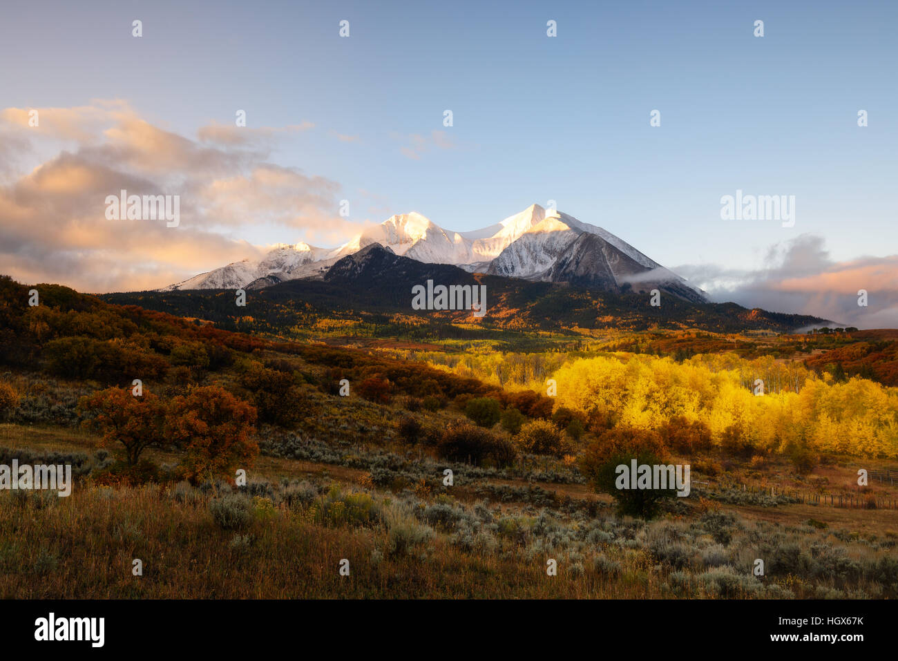 Lever du soleil à Twin sur la montagne du Mont Sopris Elk et monter avec la couleur de l'automne et morning mist, Maroon Bells Snowmass Wilderness Area, Colorado Banque D'Images