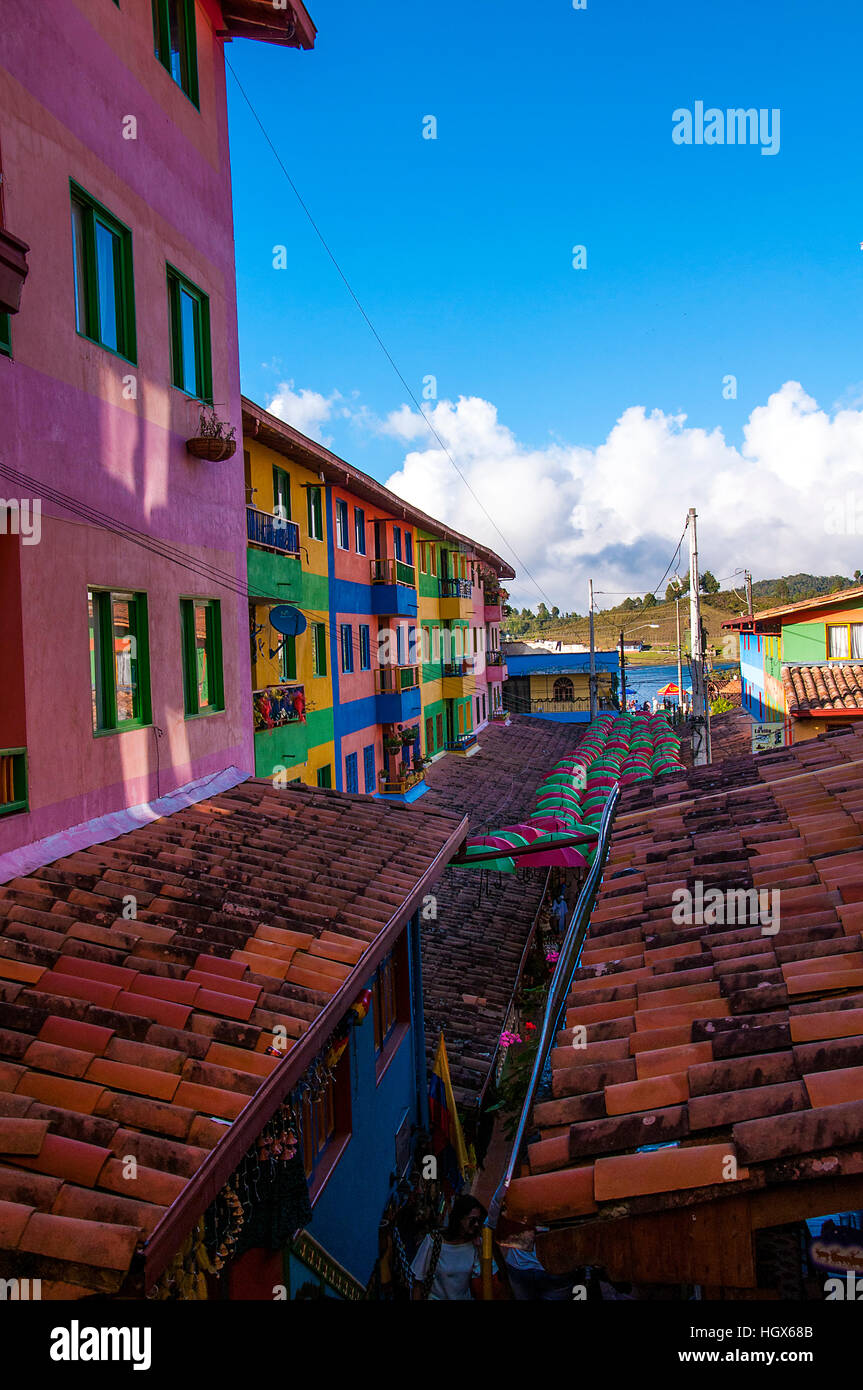 Ses rues colorées et maisons décorées de Guatape city près de Medellin, Antioquia, Colombie Banque D'Images