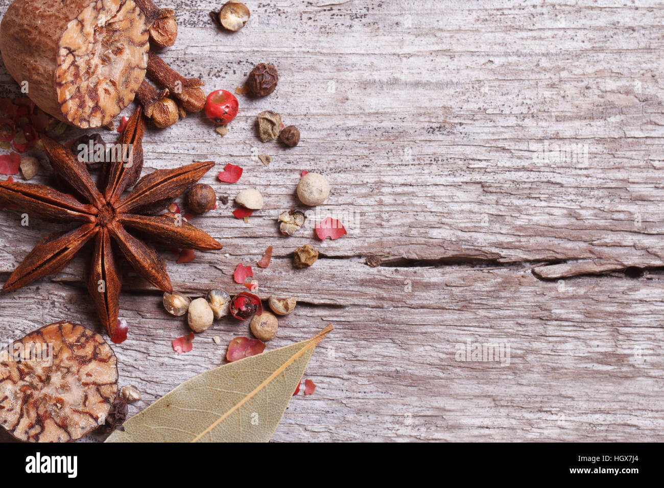 La muscade, l'anis, le poivre et les feuilles de laurier sur la vieille table en bois. Macro. close-up Banque D'Images