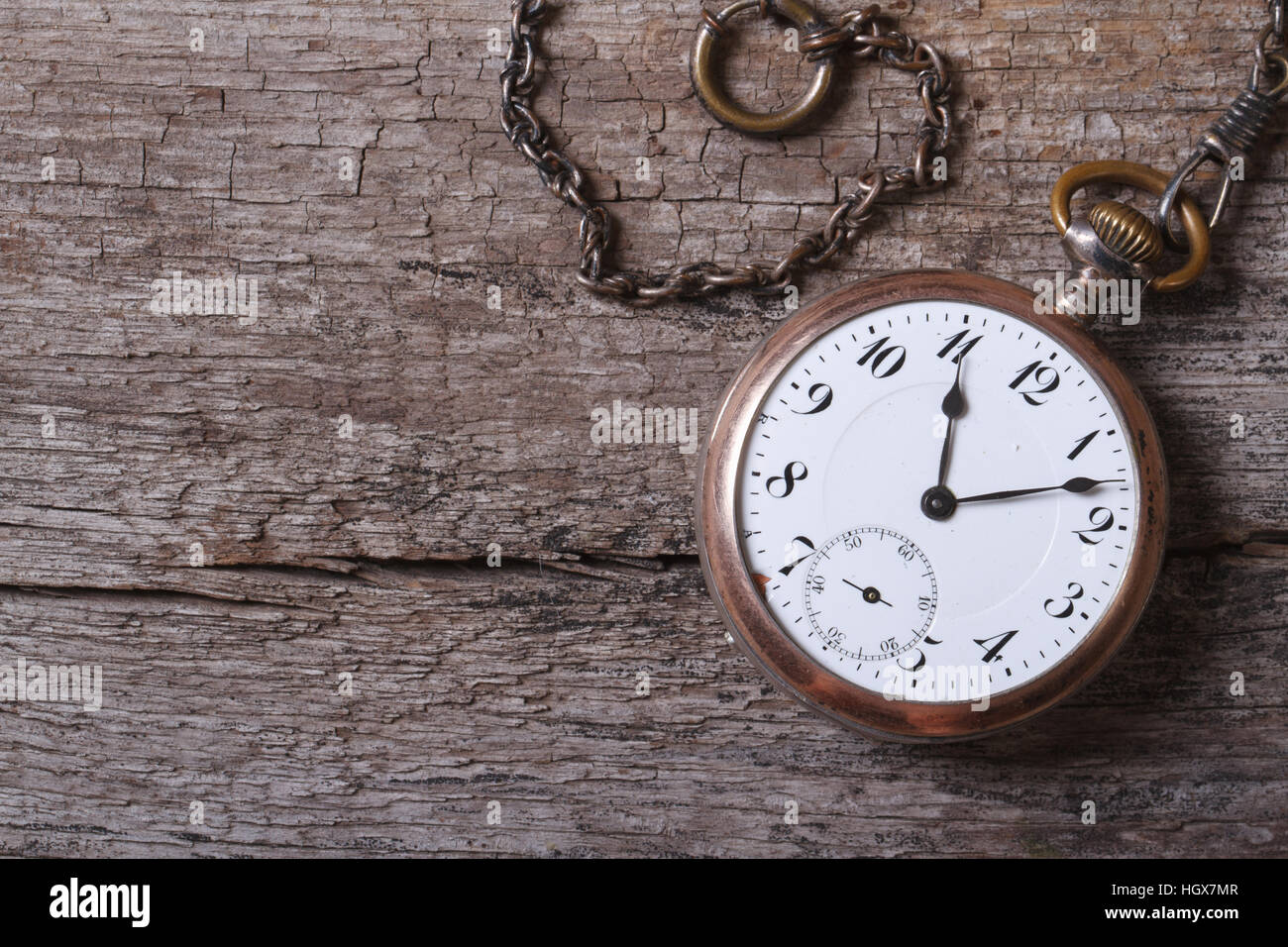 Ancienne montre en or sur une chaîne sur une vieille table en bois close up Banque D'Images