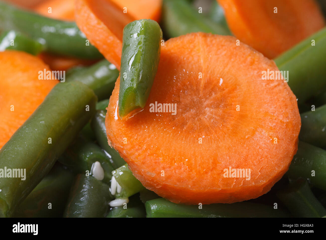 Tranches de carottes et haricots verts, hachés macro. texture. arrière-plan. close-up l'horizontale Banque D'Images