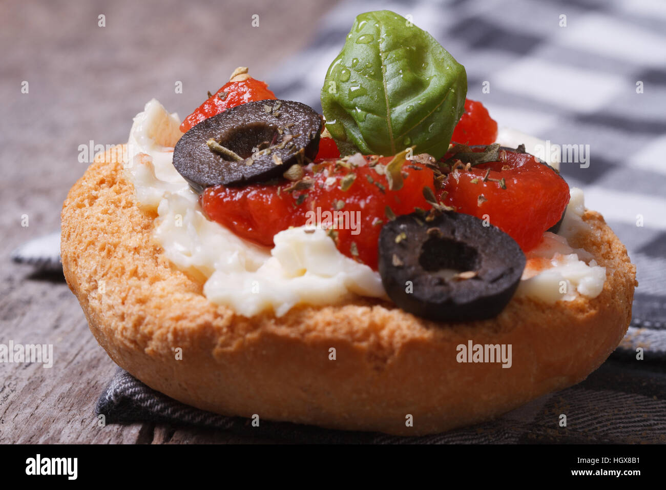 Bruschetta aux tomates parfumées, le fromage et les olives sur la table. Banque D'Images