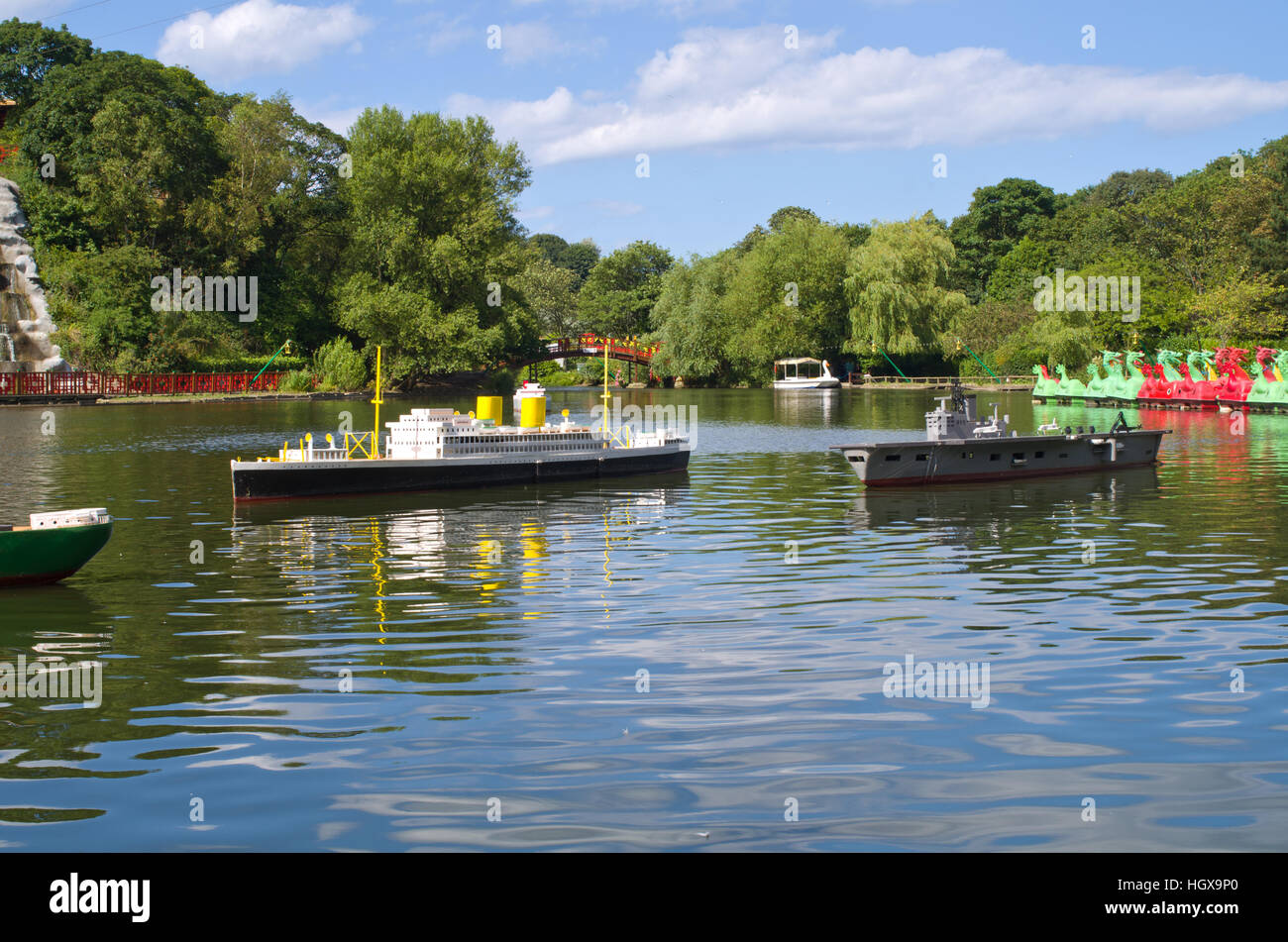Modèles réduits de navires de guerre de la marine du parc Peasholm Scarborough UK Banque D'Images