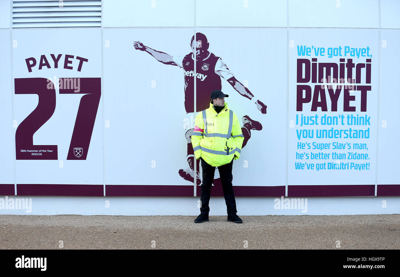 L'Intendant se trouve près de Dimitri Payet signalisation avant le premier match de championnat au stade de Londres, Londres. Banque D'Images