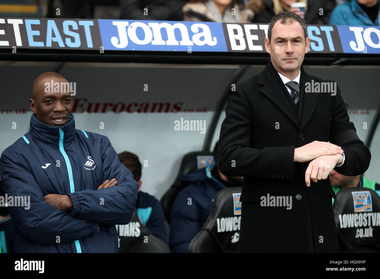 Swansea City manager Paul Clement et Swansea gestionnaire adjoint Claude Makelele (à gauche) au cours de la Premier League match au Liberty Stadium, Swansea. Banque D'Images