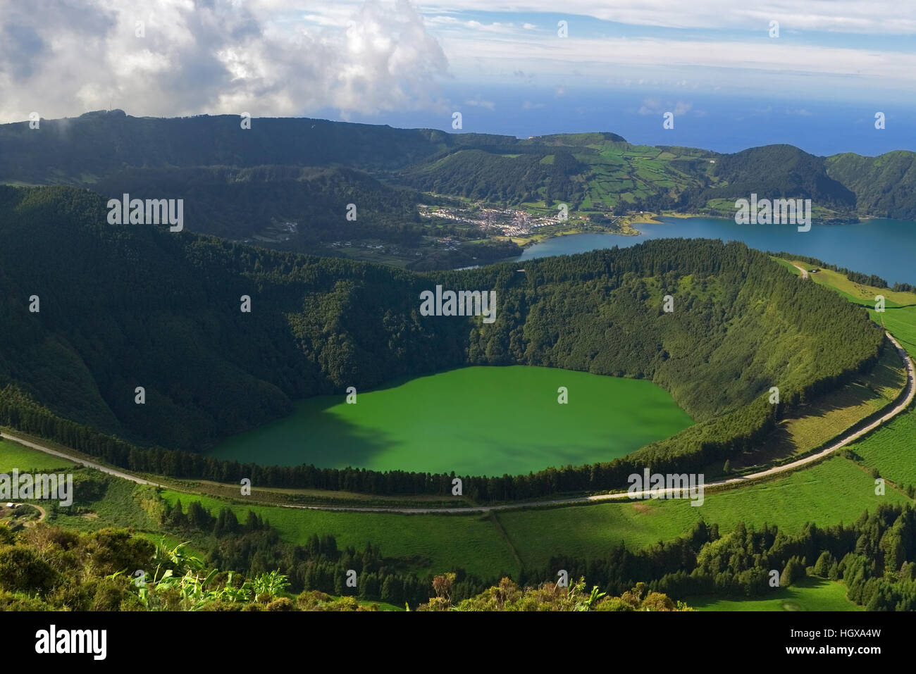 La Lagune de Santiago, et le Lagon Bleu derrière, à Sete Cidades. L'eau est verte à cause des algues. San Miguel, Açores, Portugal Banque D'Images