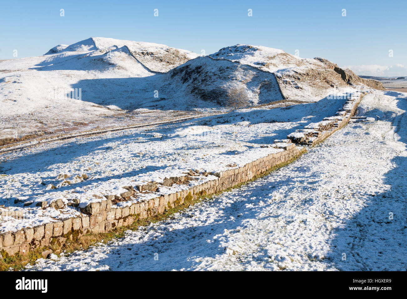 Mur d'Hadrien, sous une couverture de neige - près de tourelle 41A, à l'Est, vers l'écart des TCA, Bogle Hole et falaises d'essuie Banque D'Images