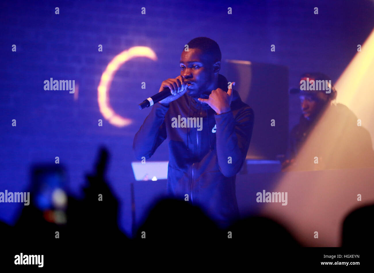 Santan Dave se produit au foot Locker #ItStartsHere après-partie, célébrant le lancement de leur collection 2017 à Village Underground, Londres. Banque D'Images