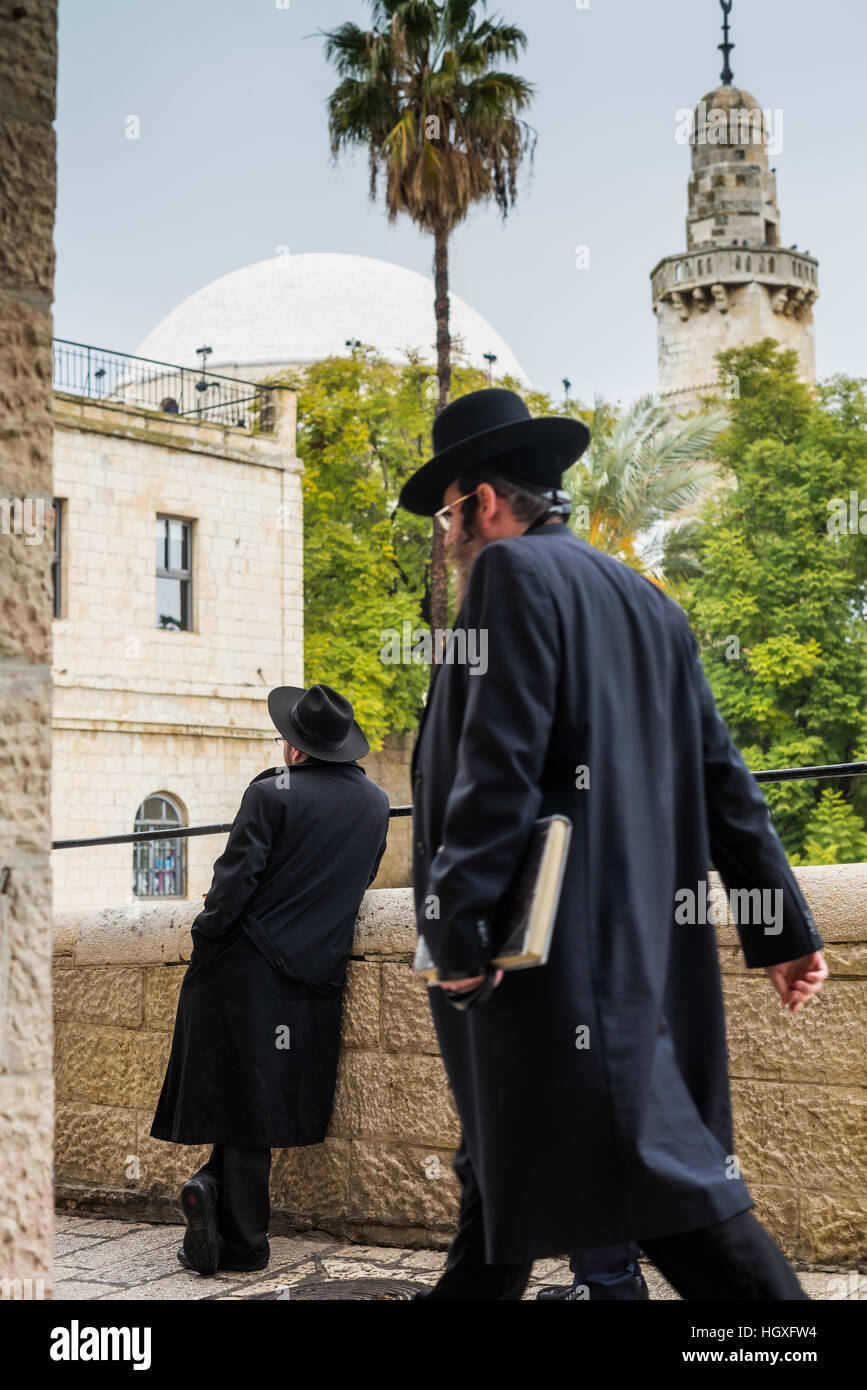 Les Juifs dans les rues de Jérusalem, Israël, Moyen Orient Banque D'Images