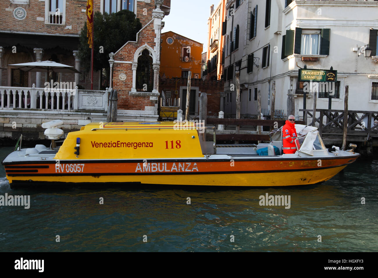 Une ambulance l'eau/Ambulanza est vue sur le grand canal à Venise/Venezia, Italie, Europe. Banque D'Images