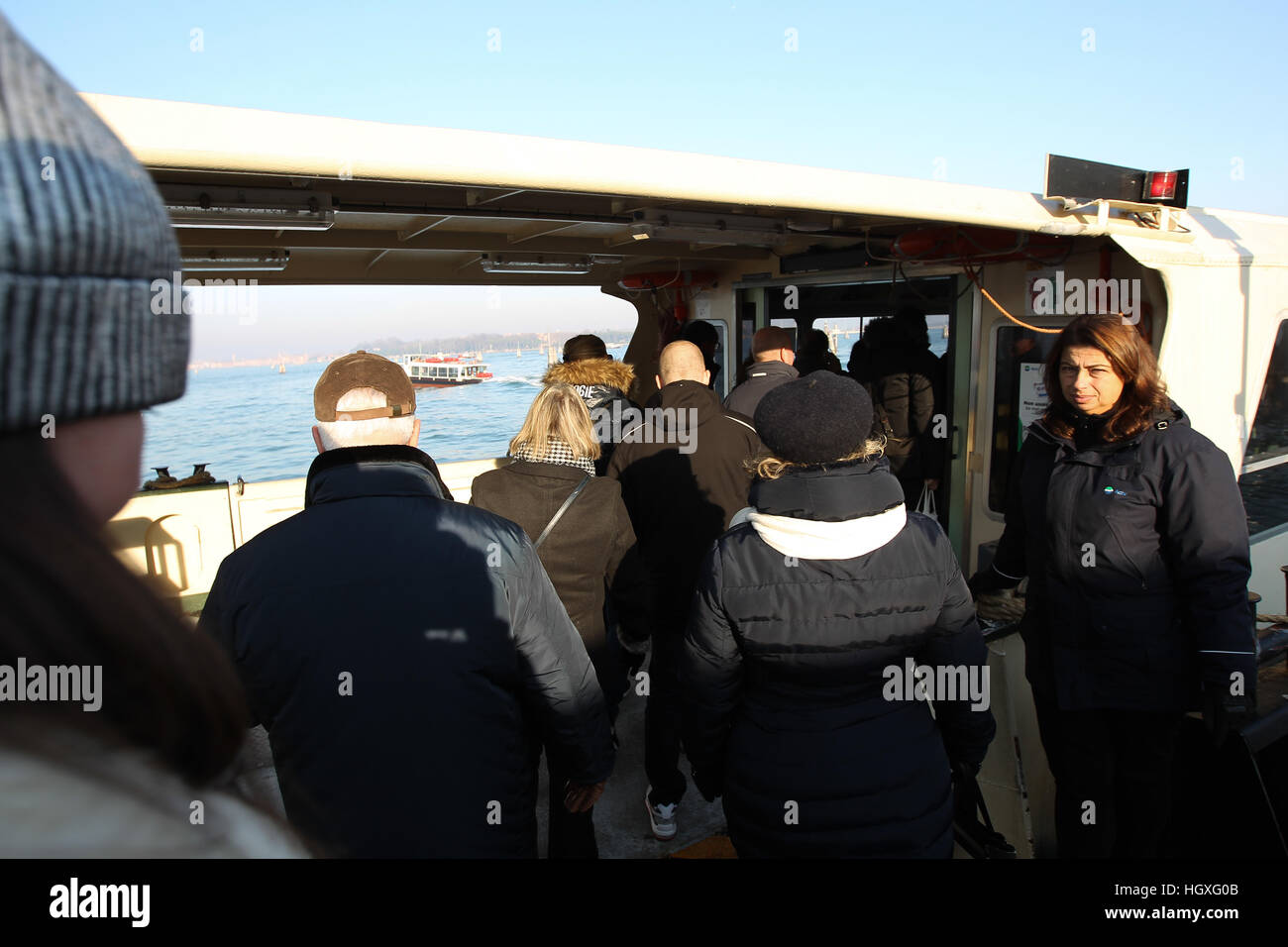 Les passagers peuvent payer leur place sur un service de bateau-bus du Lido à Venise centre vital. Banque D'Images