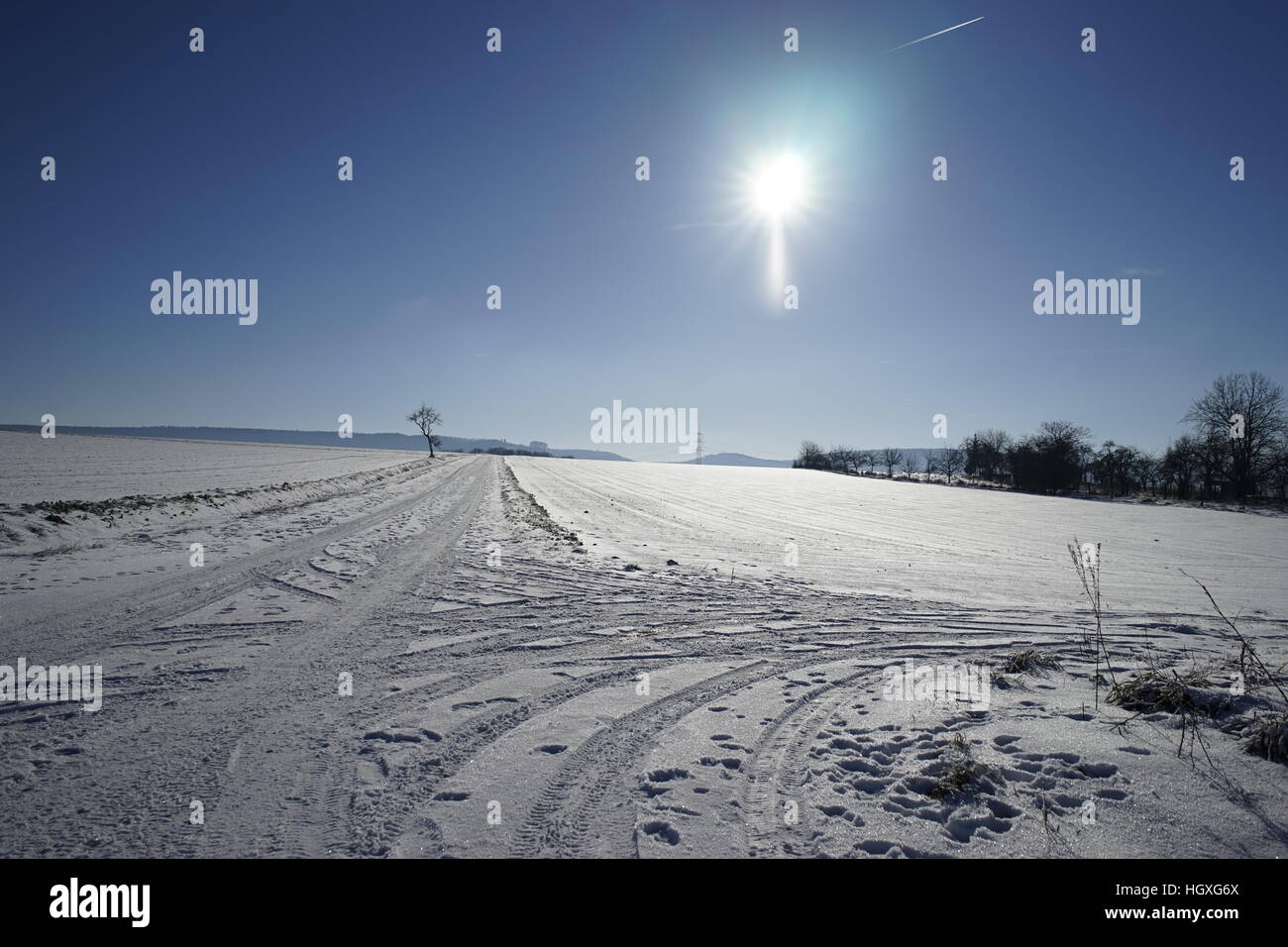 Paysage d'hiver ensoleillé avec vue ciel bleu Banque D'Images