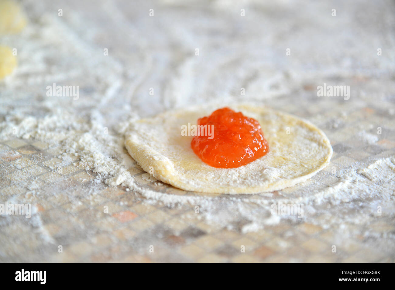 Confiture d'abricots sur la pâte pour la préparation des tartes Banque D'Images