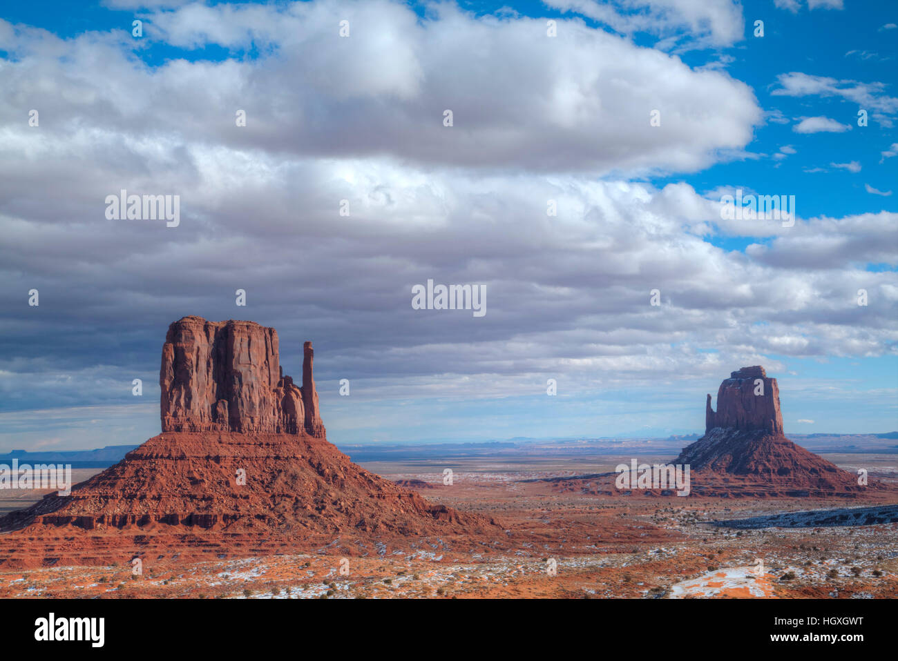 À l'Ouest (à gauche) et est (à droite) Mitten Buttes, Monument Valley Navajo Tribal Park, Utah, USA Banque D'Images