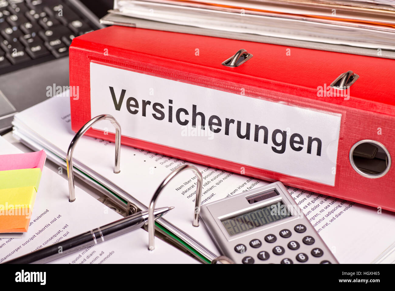 Dossier de fichier rouge avec l'étiquette 'Versicherungen" pour l'assurance. Banque D'Images