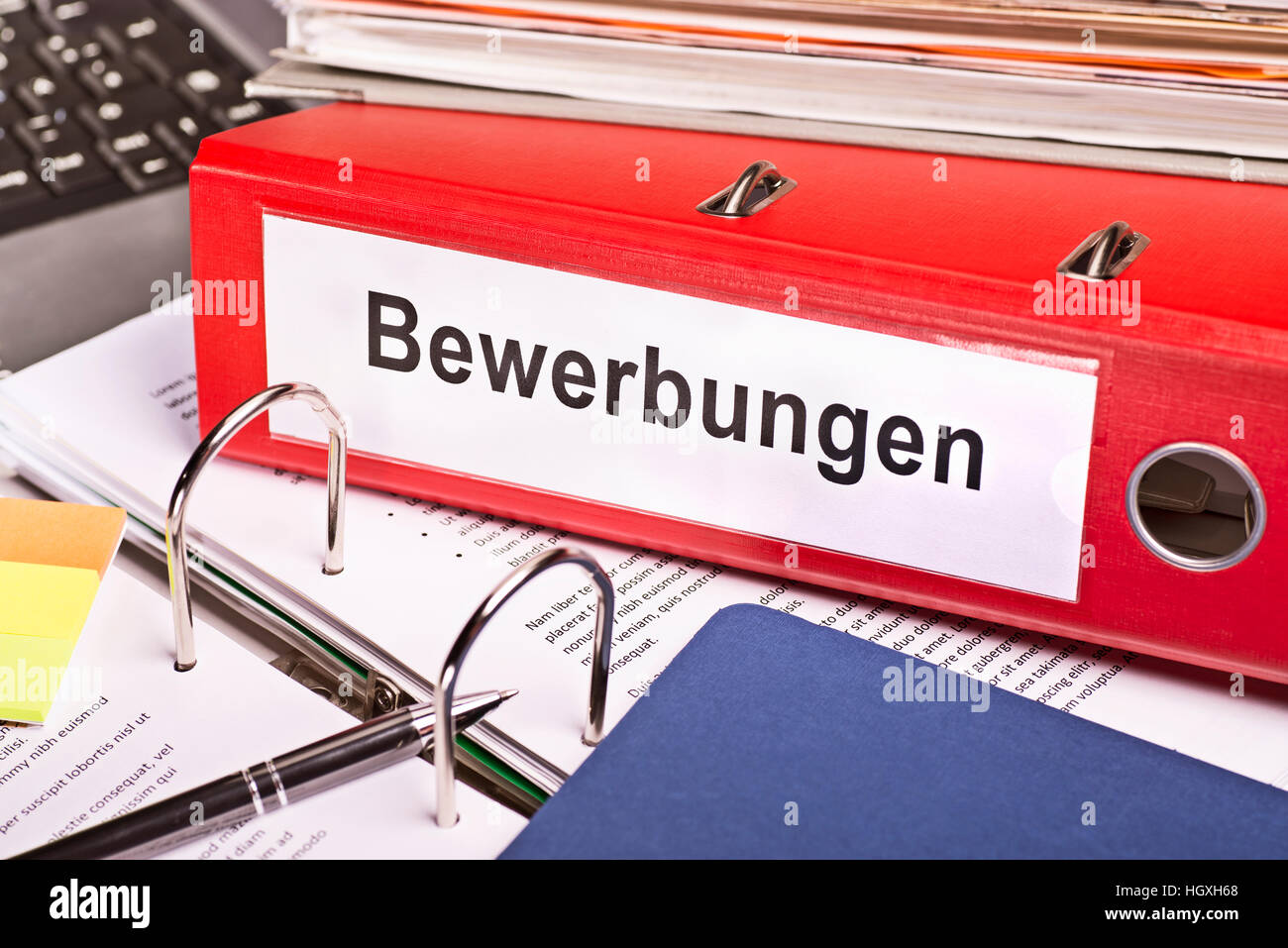 Dossier de fichier rouge marqués 'Bewerbungen' pour les applications Banque D'Images