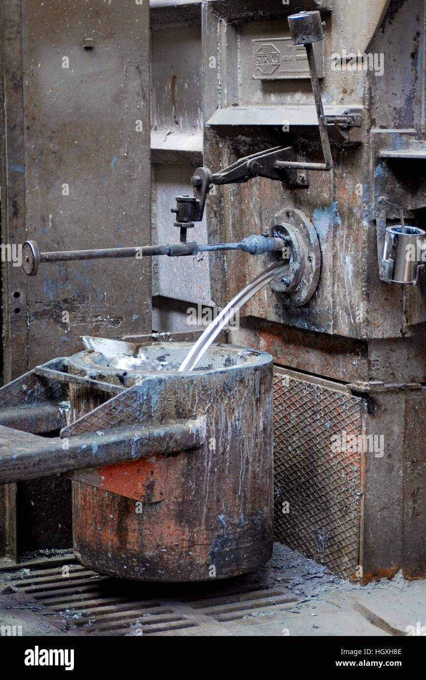 Aluminium fonderie : liquide s'écoule dans un creuset Banque D'Images