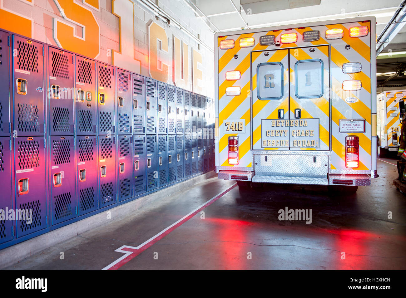 USA Maryland MD Ambulance garée à l'intérieur du poste de sauvetage prêt pour une intervention d'urgence Banque D'Images