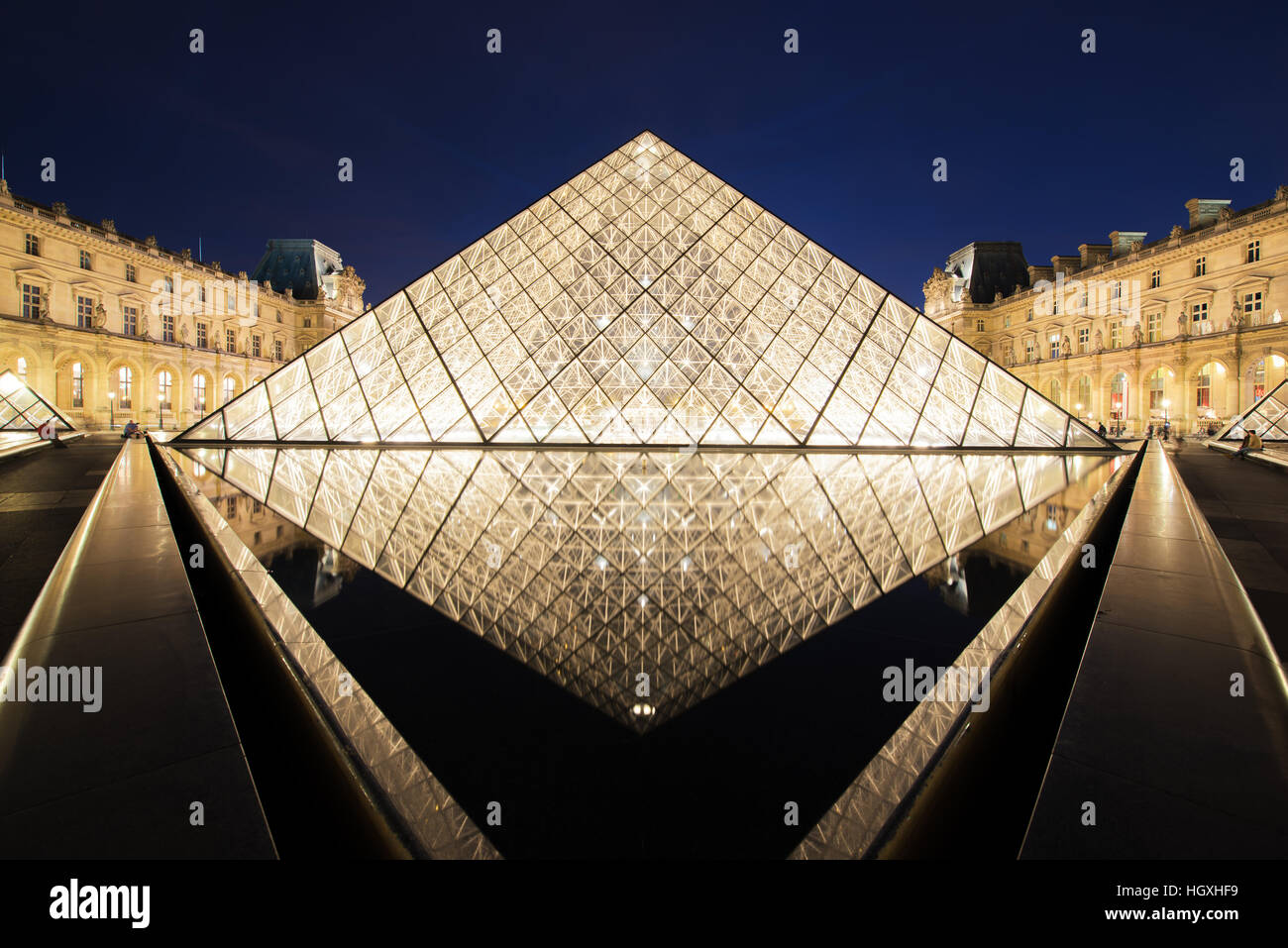 Le musée du Louvre est l'un des plus grands musées du monde et un monument historique. Un monument central de Paris, France. Banque D'Images