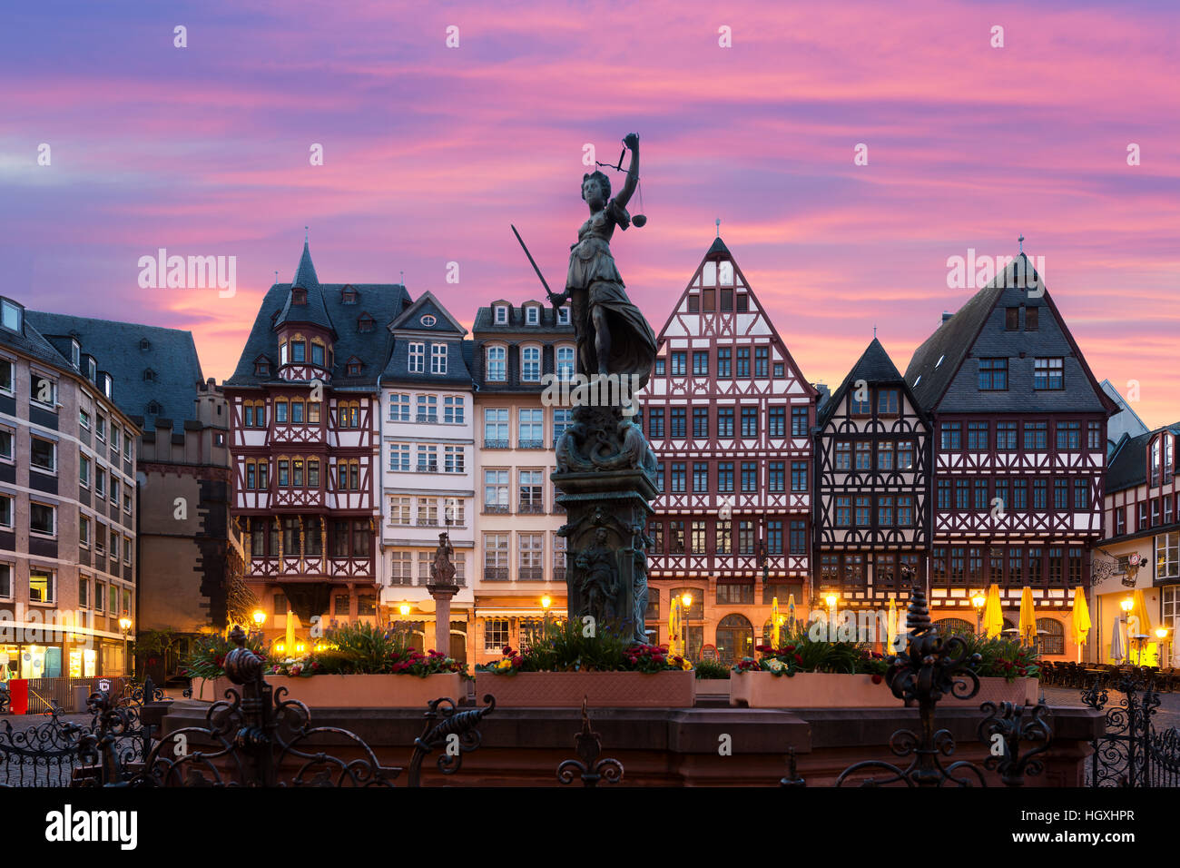Place de la vieille ville de Francfort avec romerberg Justitia statue à Francfort en Allemagne. Banque D'Images