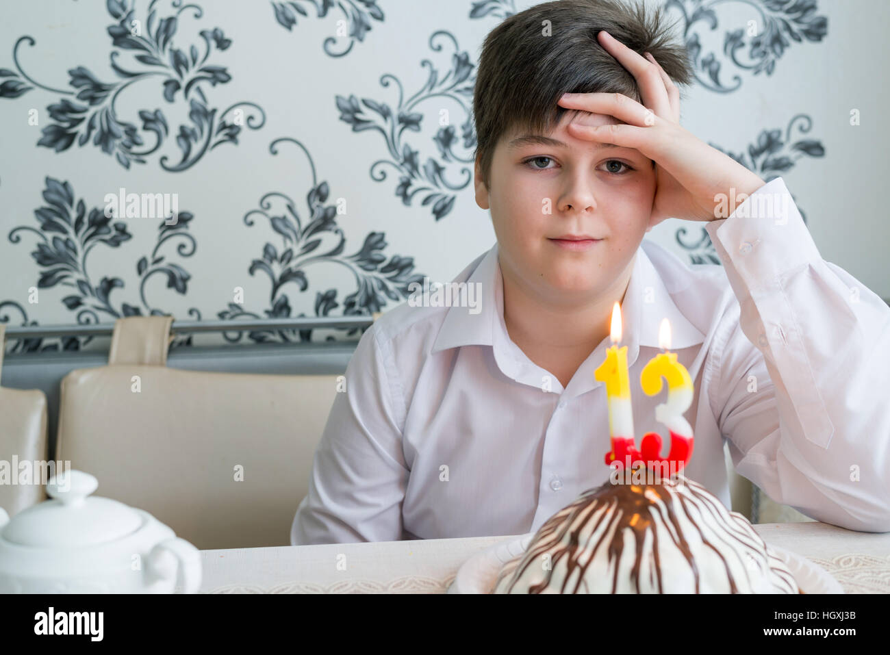 Seul adolescent bouleversé marque un trentième anniversaire Banque D'Images