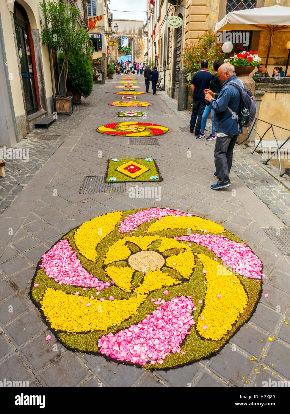 Une rue de la vieille ville de Bolsena lors du traditionnel tapis floral qui est fait chaque année pour le Corpus Christi - Bolsena, Italie Banque D'Images