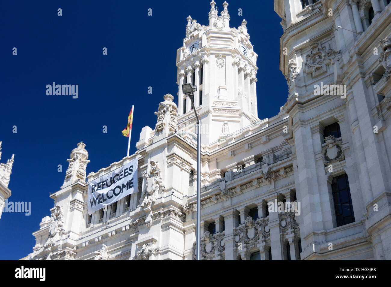 Madrid, Espagne. Le conseil de ville sur la Plaza de Cibeles avec une bannière avec le texte 'bienvenue' réfugiés. Banque D'Images