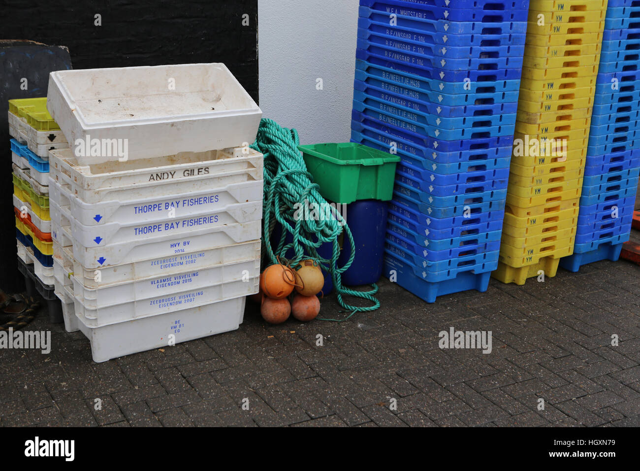 Caisses de pêche empilés, Leigh-on-Sea, Essex. Banque D'Images