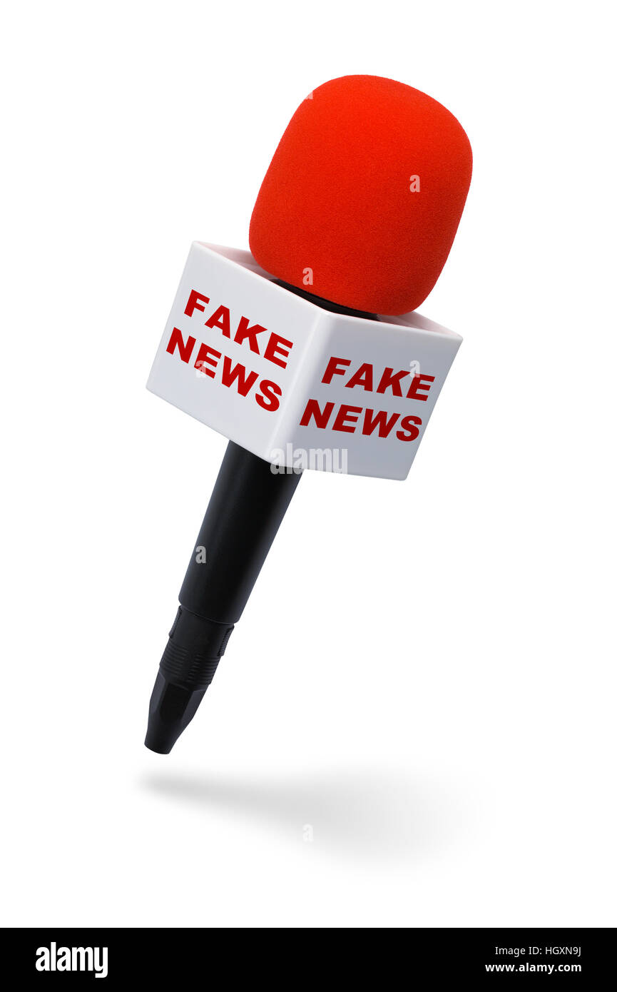Microphone rouge et noir avec de faux News isolé sur fond blanc. Banque D'Images