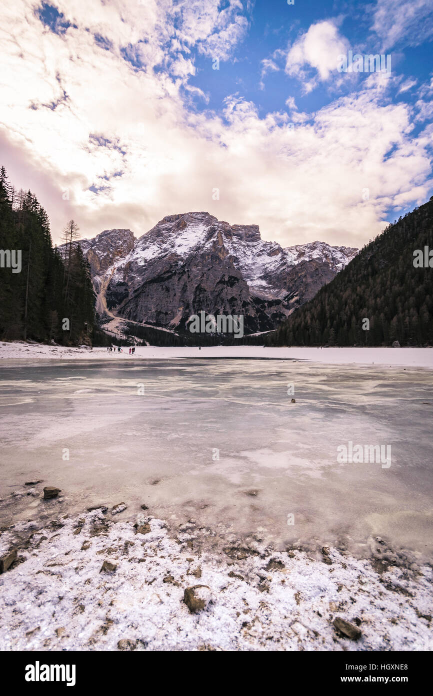 Paysage d'hiver du lac gelé à Braies alpes Dolomites, Italie. Banque D'Images