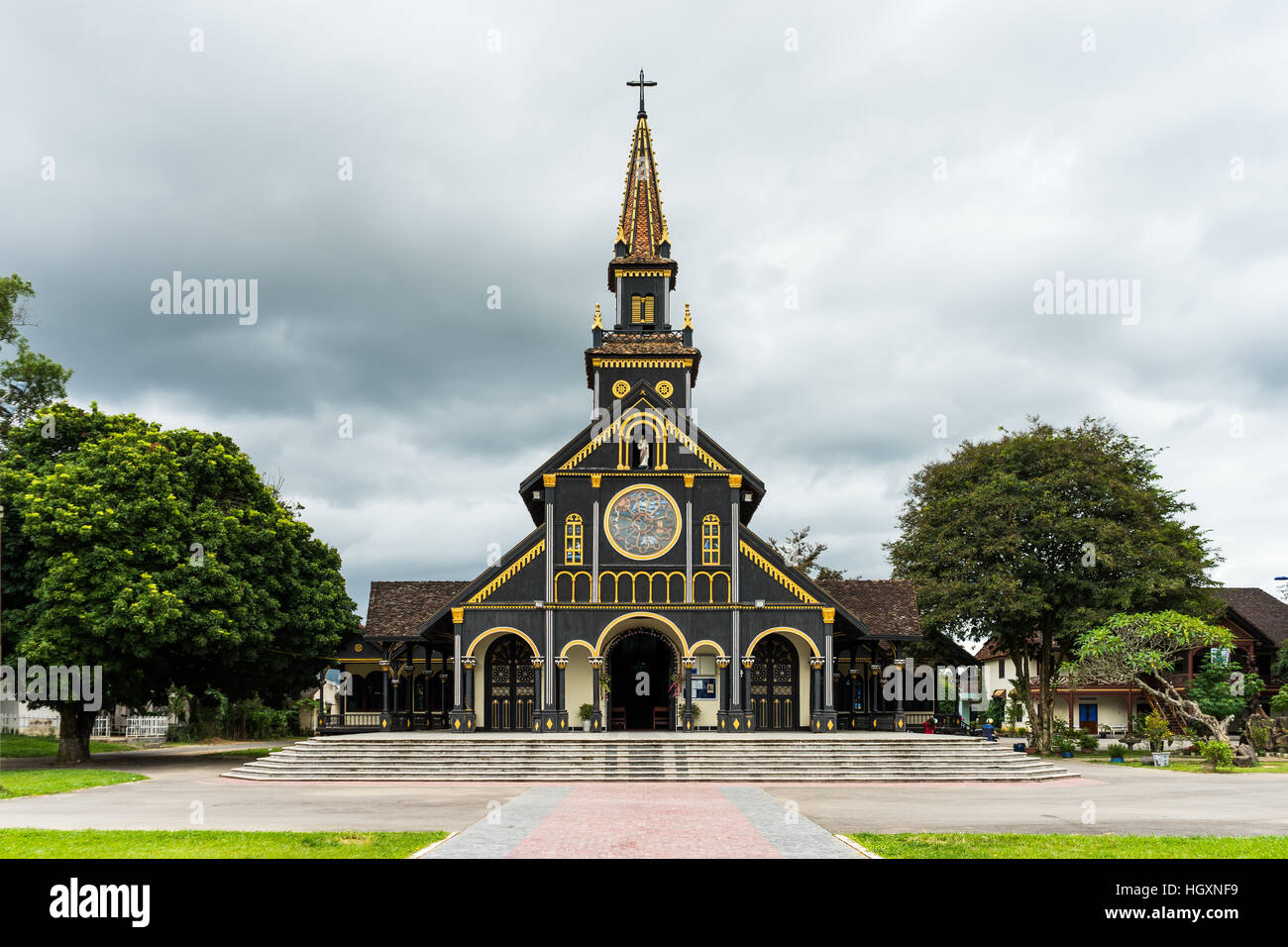 Église en bois historique de Kon Tum, Vietnam. construite pendant la colonisation française. Banque D'Images