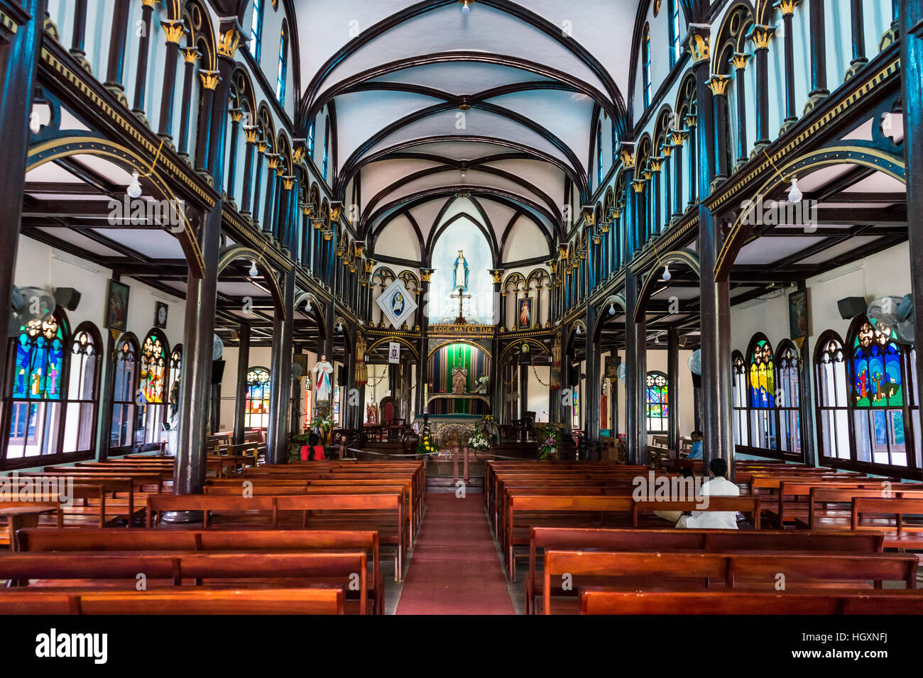 À l'intérieur de l'église en bois historique de Kon Tum, Vietnam. construite pendant la colonisation française. Banque D'Images