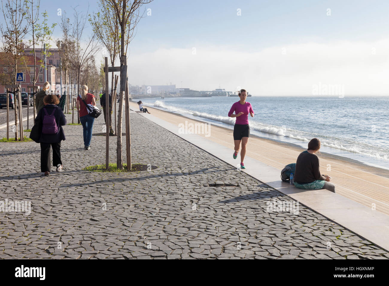 Lisbonne, Portugal : promenade au bord de l'eau le long de la Ribeira das Naus Av sur le Tage. Banque D'Images