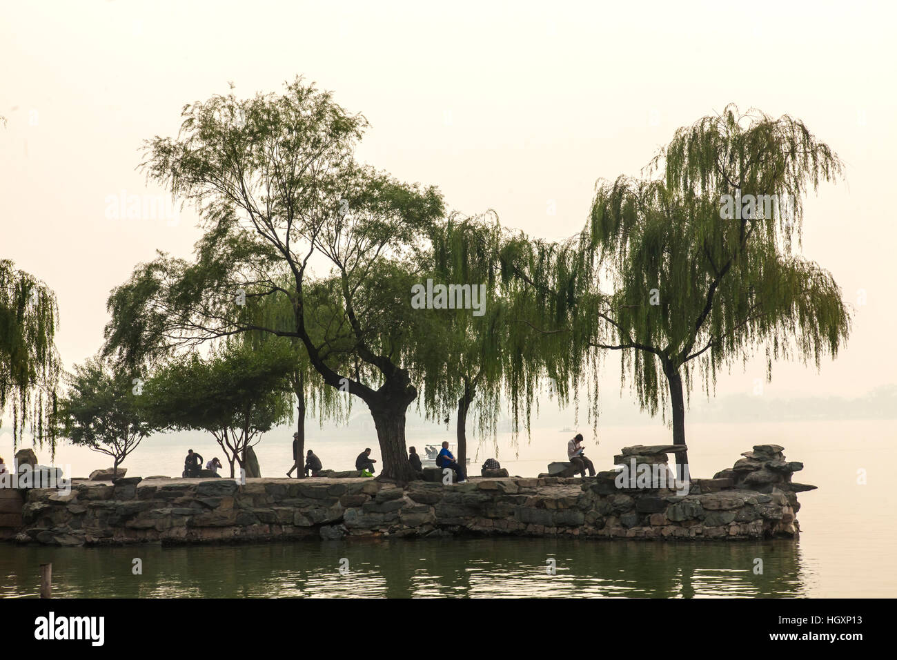 Saule à sur l'île par l'homme dans le Lac de Kunming au Palais d'été. Banque D'Images