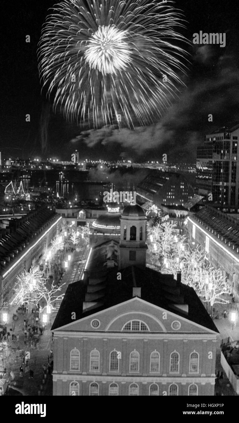 Fire works sur Faneuil Hall et le port de Boston le jour de l'an 1 janv. 1987 photo de Bill belknap Banque D'Images