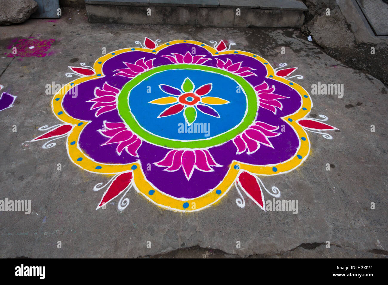 HYDERABAD, INDE - JANVIER 14,2017 floraux décoratifs connus sous le nom de Rangoli en dehors d'un domicile le Pongal festival à Hyderabad Banque D'Images