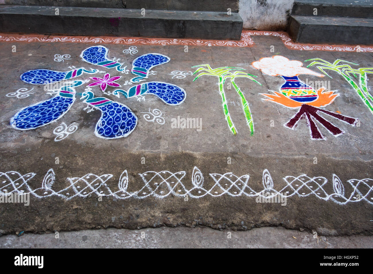 HYDERABAD, INDE - JANVIER 14,2017 floraux décoratifs connus sous le nom de Rangoli en dehors d'un domicile le Pongal festival à Hyderabad Banque D'Images