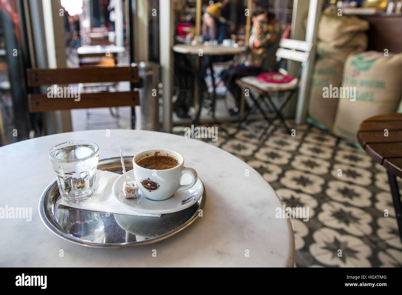Le café turc à Fazli Bey'in Turk Kahvesi, l'un des plus célèbres cafés dans Kadaköy sur le côté asiatique d'Istanbul. Banque D'Images