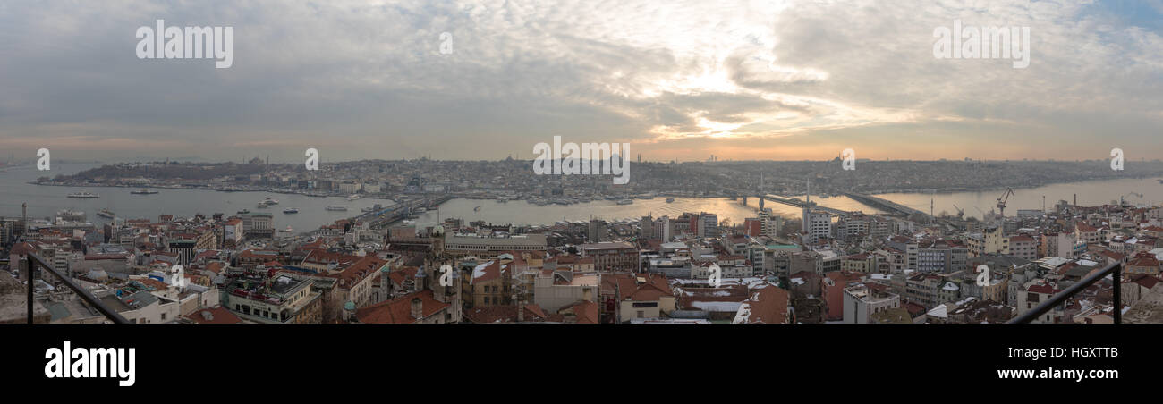 Vue panoramique de l'horizon d'Istanbul au coucher du soleil. Banque D'Images