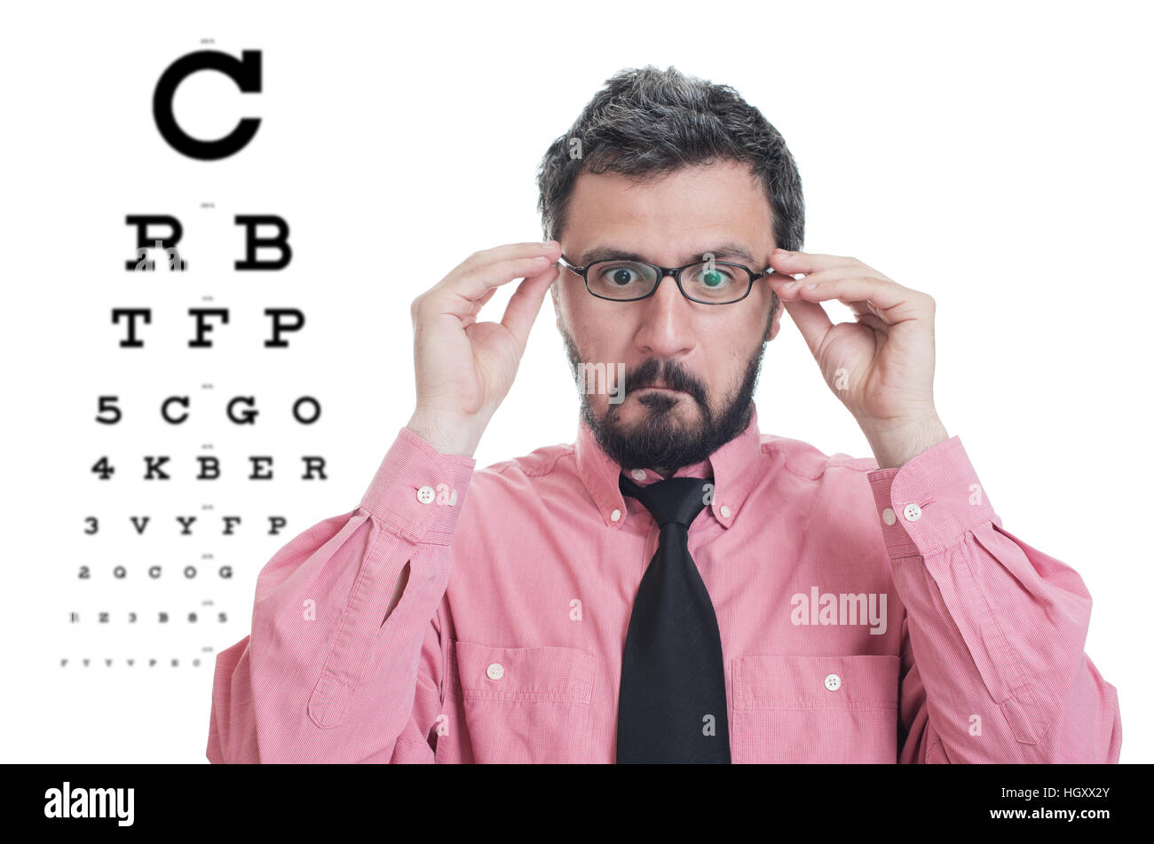 L'homme de prendre un examen de la vue et de porter des lunettes Banque D'Images