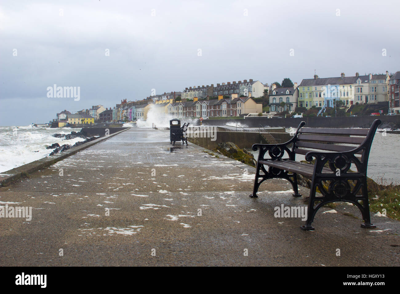 Une tempête hivernale buffet la mur du port de l'envoi et de pulvérisation de mousse des vagues dans l'air et rideaux d'eau dans la mer en cascade Banque D'Images