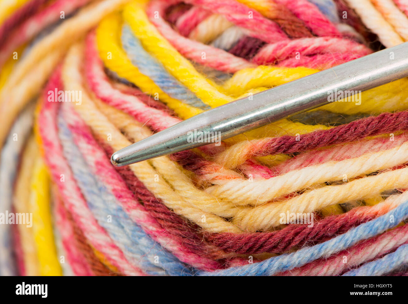 Libre d'aiguille à tricoter avec de la laine multicolore Banque D'Images