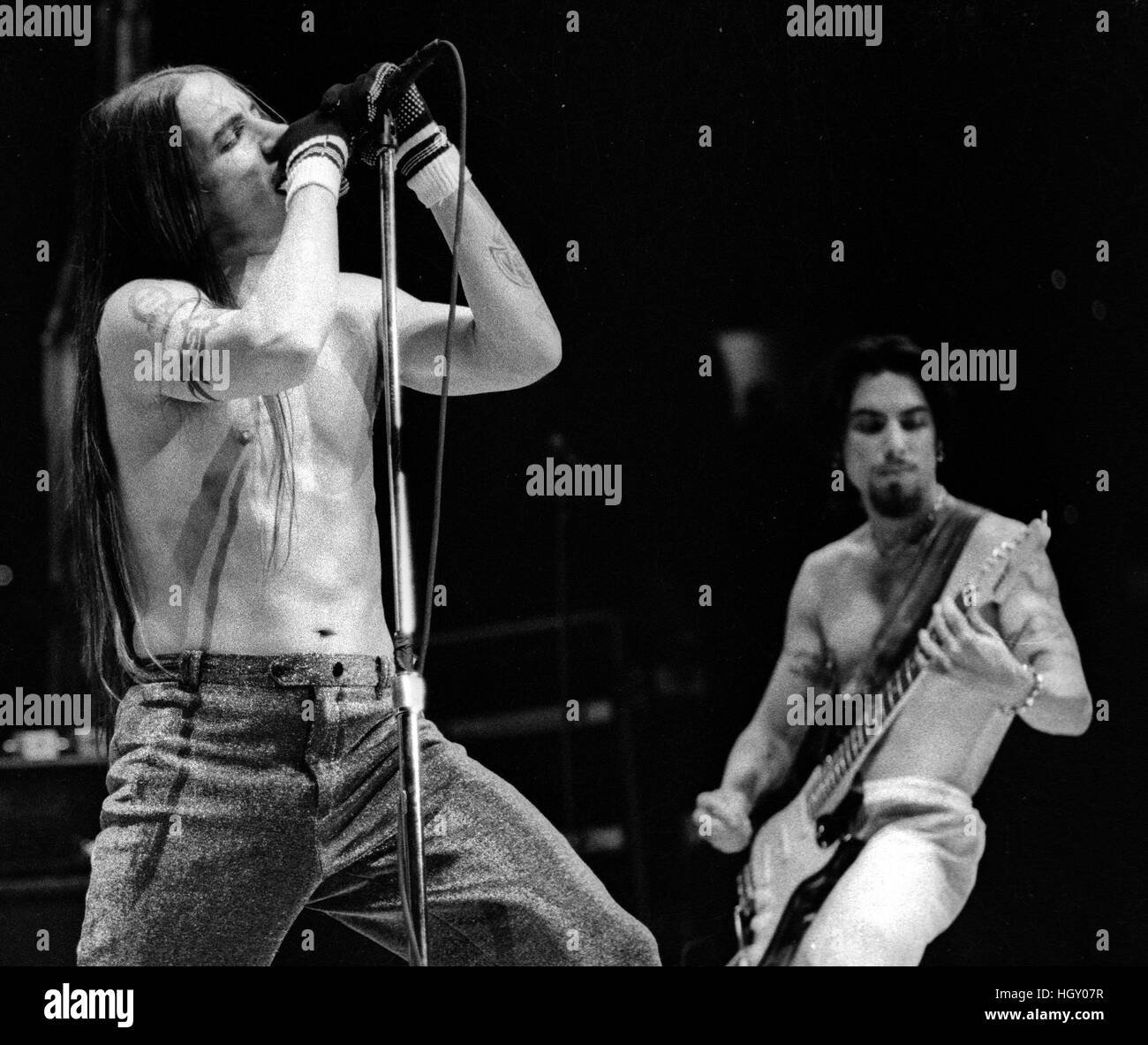 Red Hot Chili Peppers Band Anthony Kiedis (à gauche) et Dave Navarro (à droite) en concert à grands bois, Mansfield Ma USA 1992 photo de Bill belknap Banque D'Images