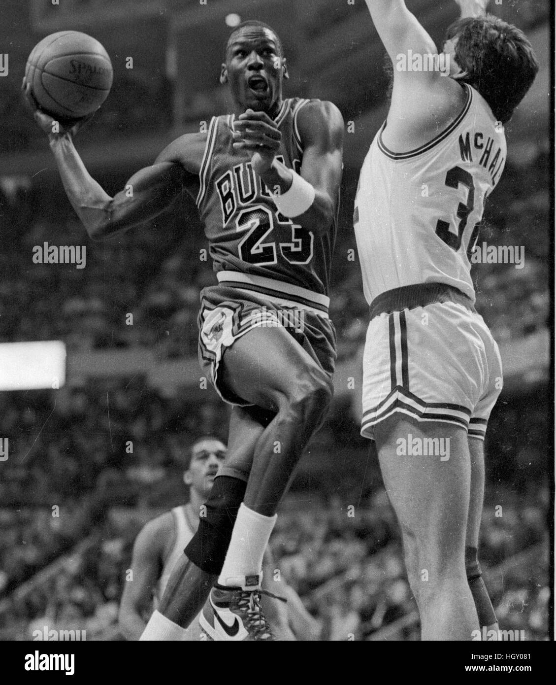 Chicago Bulls Michael Jordan scores sur Boston Celtics Kevin McHale en action de jeu au garden de Boston Boston Mass photo de Bill belknap Banque D'Images