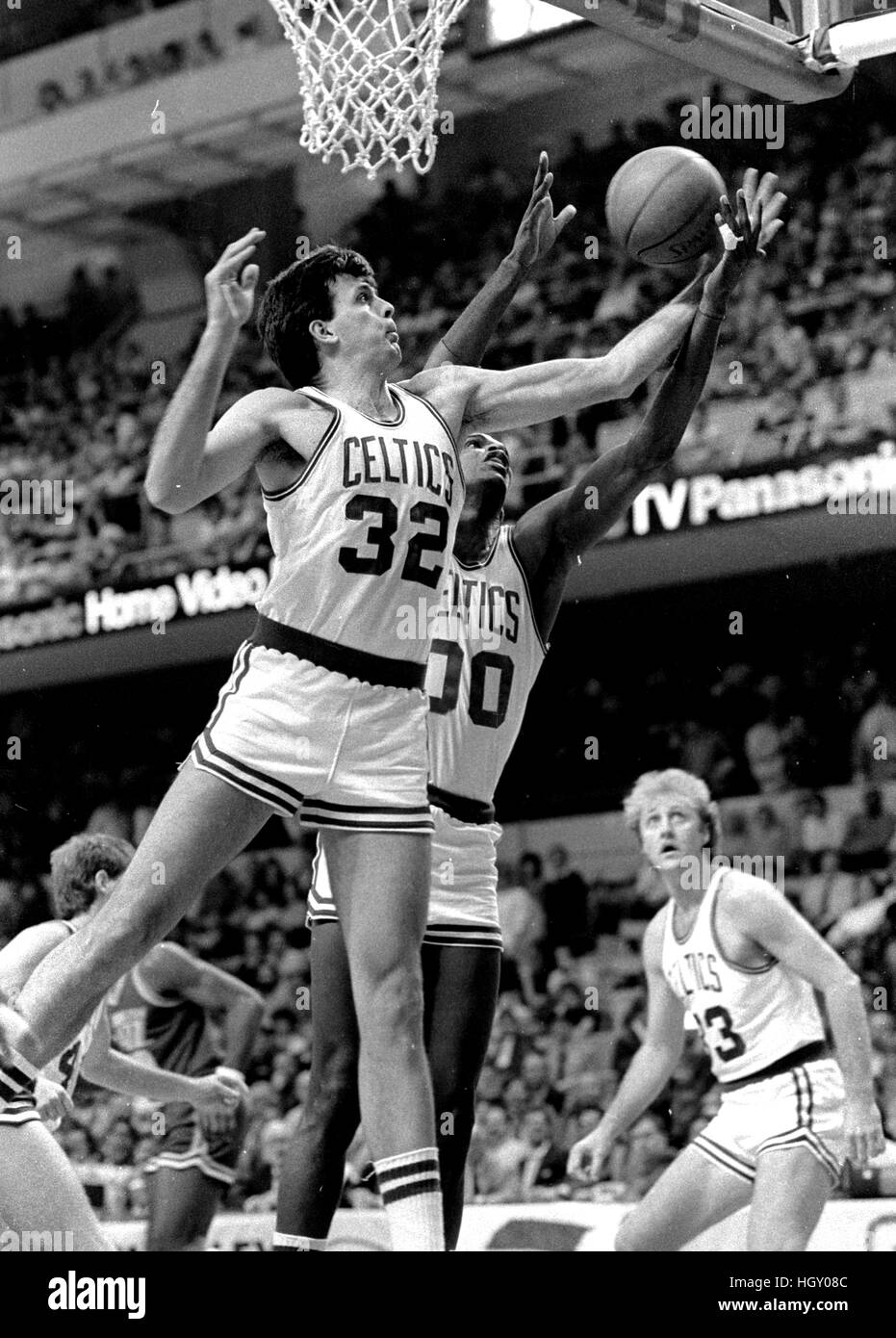 Des Celtics Kevin Machale et Robert Parish rebondir au cours de jeu d'action contre les Utah Jazz Larry Bird à droite photo de Bill belknap Banque D'Images