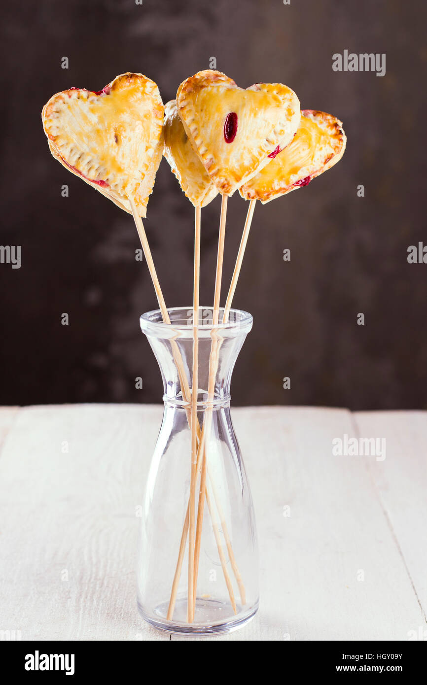 Cookies pop dans la forme de coeur Banque D'Images