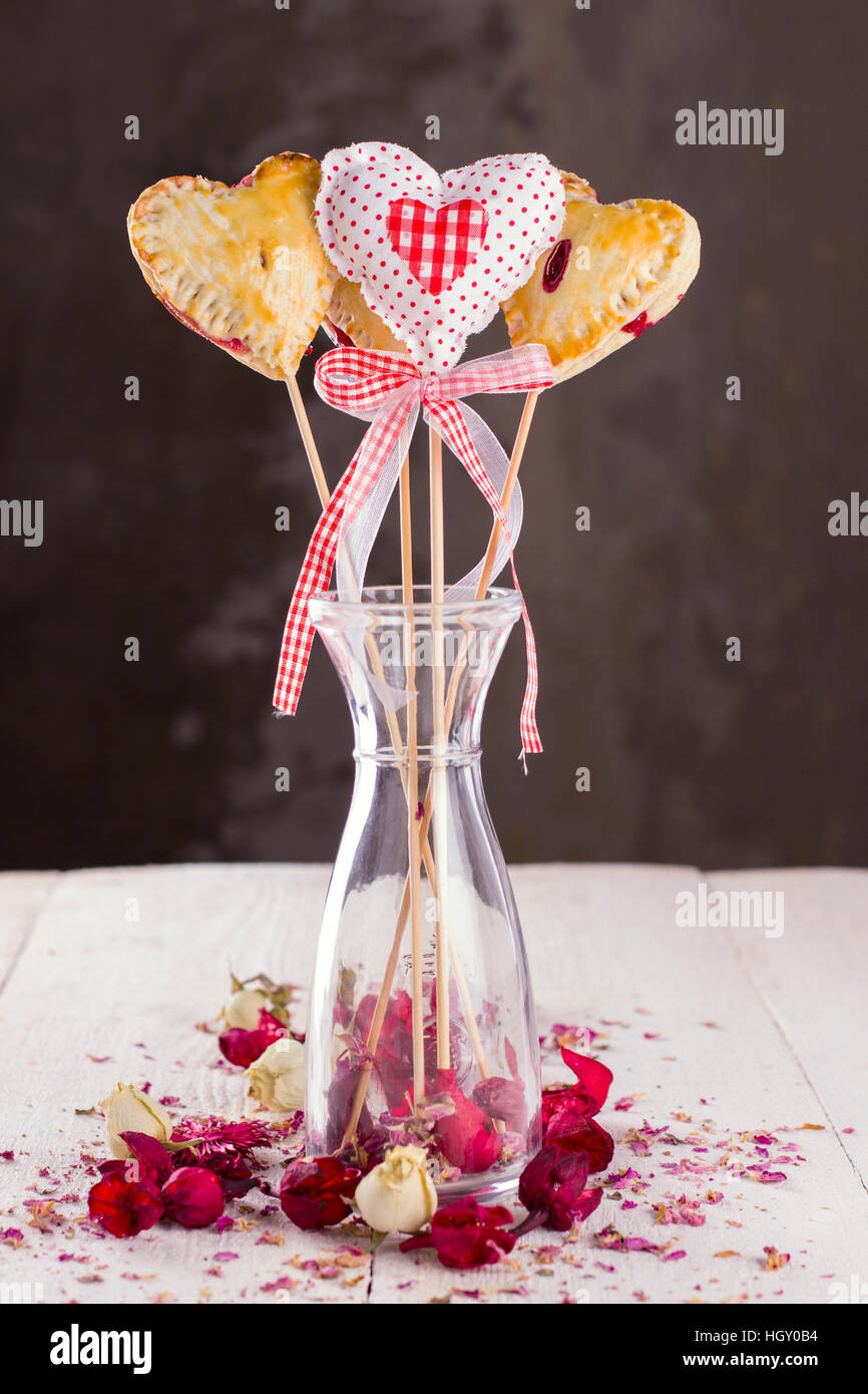 Cookies pop dans la forme de coeur et le coeur de tissu avec boutons de roses Banque D'Images