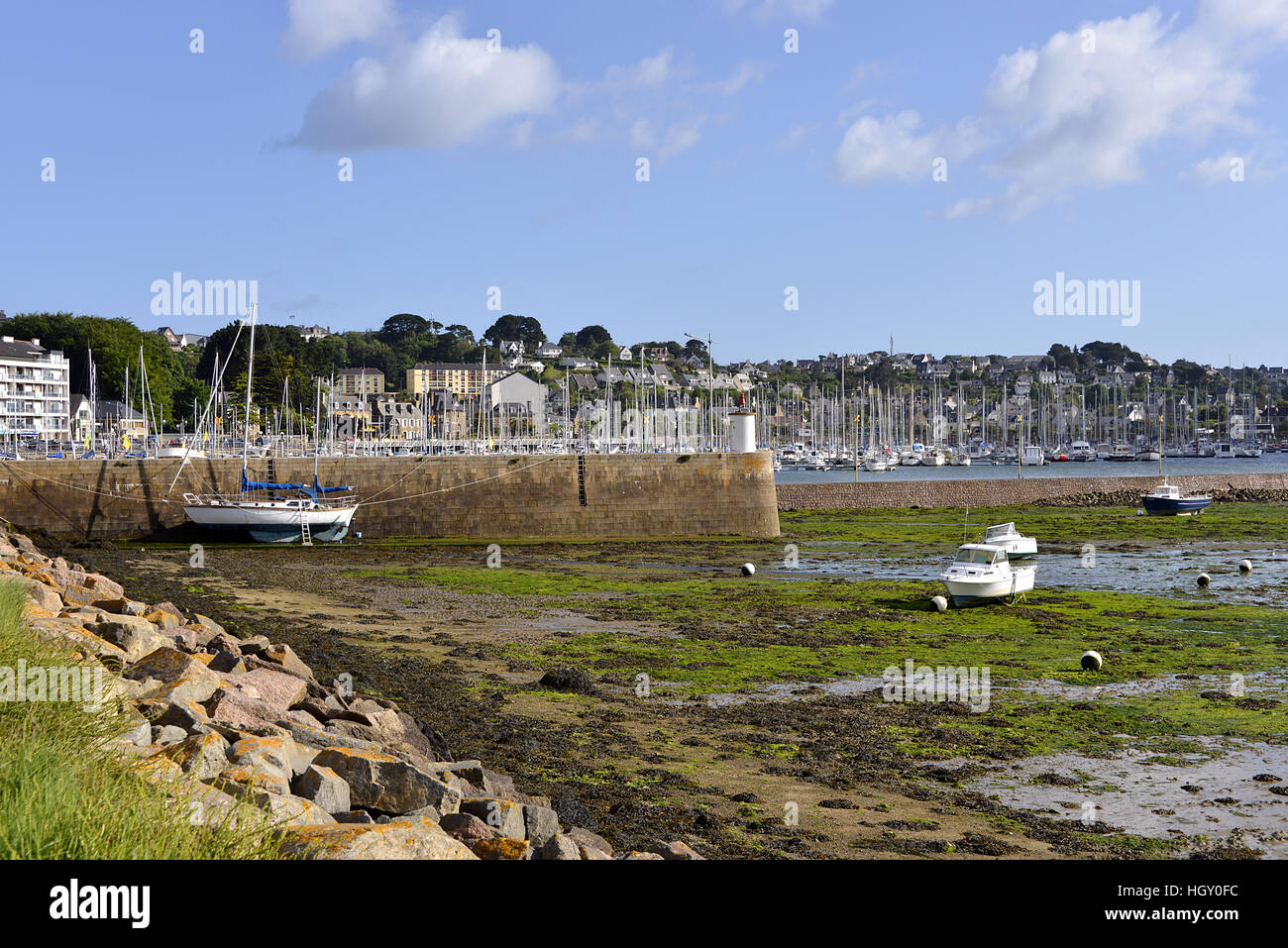 Port de Perros-Guirec à marée basse, une commune française du département  des Côtes-d'Armor en Bretagne, dans le nord-ouest de la France Photo Stock  - Alamy