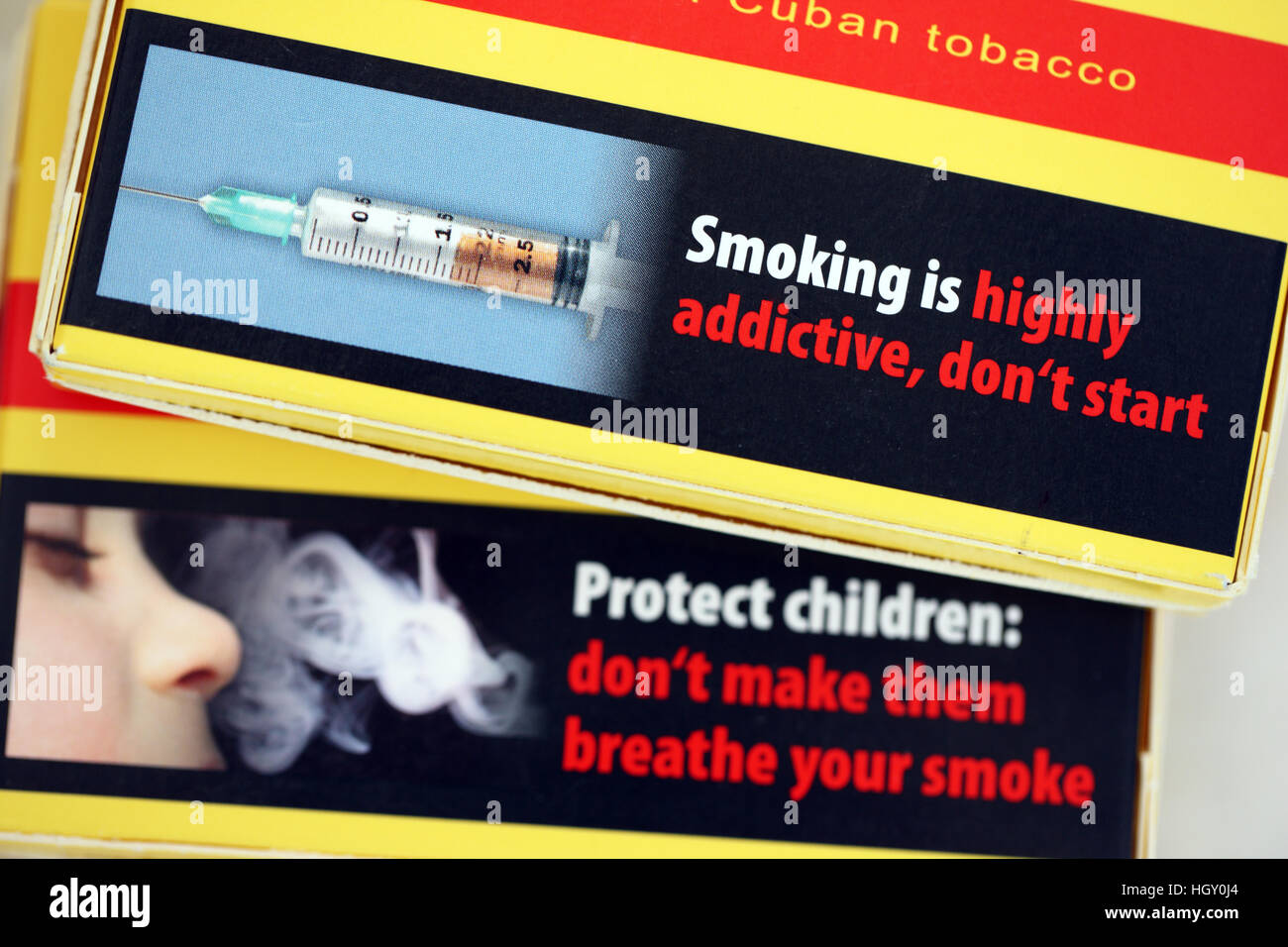 Fumeurs les avertissements sur les paquets de cigares Banque D'Images